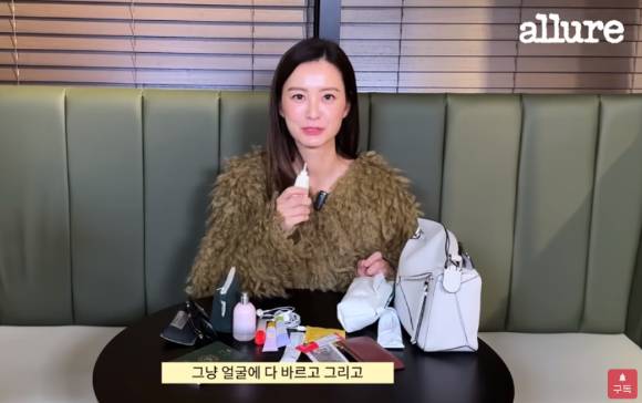 지난 16일 배우 정유미는 유튜브 채널 'Allure Korea'의 '2024년 새롭게 업데이트된 정유미의 찐 애정템은? 각 잡고 본격 정유미 필수템 대방출하는 인마이백'에 출연해 아이크림을 얼굴 전체에 바른다고 밝혔다. 사진은 정유미가 아이크림을 소개하는 모습.[사진=유튜브 'Allure Korea' 캡처]