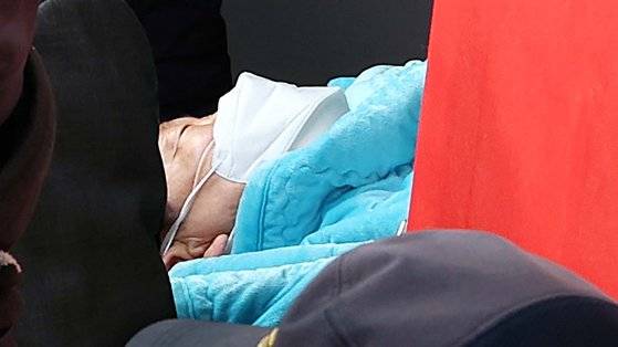 부산에서 신원 미상 남성에게 습격을 당한 이재명 더불어민주당 대표가 지난 2일 오후 서울 종로구 서울대병원에 도착해 이송되고 있다. 뉴스1