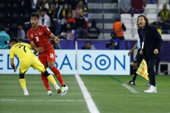 바레인에 석패한 말레이시아의 김판곤 감독(오른쪽). AFP=연합뉴스