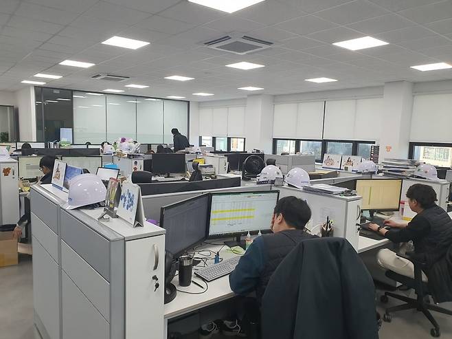 코윈테크 구매부서 직원들이 업무에 매진하고 있다. 아산=윤현주 기자