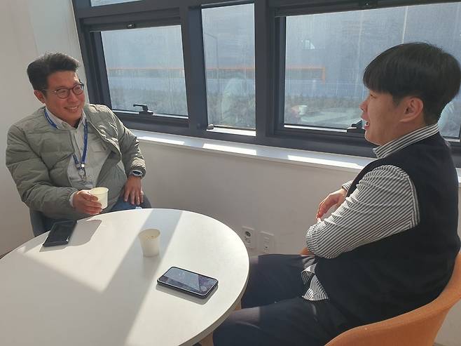 현준호 부장(왼쪽)이 차덕우 대리와 티타임을 갖고 있다. 아산=윤현주 기자