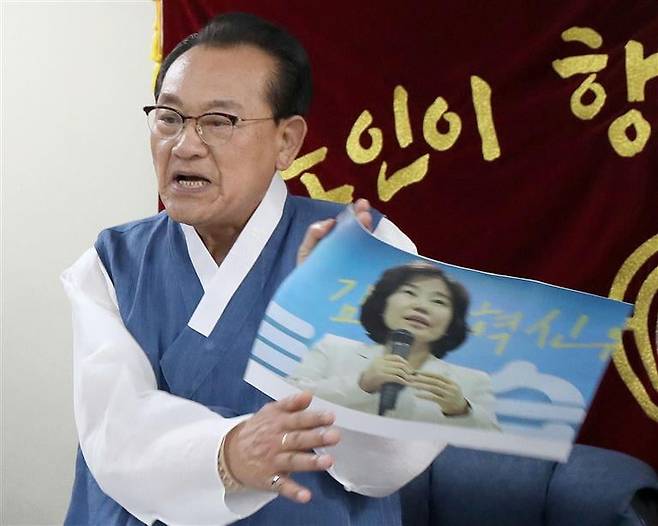 김호일 대한노인회장이 지난해 8월 3일 서울 용산구 대한노인회 중앙회에서 노인 비하 발언 논란으로 사과 방문한 김은경 더불어민주당 혁신위원장에게 사과를 받고 면담을 하는 중 김 위원장의 사진을 손으로 때리며 분노를 표현하고 있다. /사진=뉴스1