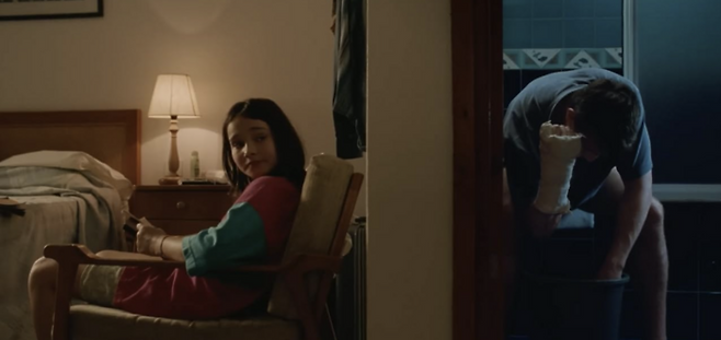 한 방에서 딸은 앉아 있고, 아빠는 욕실에서 깁스를 풀려 하고 있다. 아버지는 영화에서 상당 시간 깁스를 하고 있지만, 이 때문에 고통받고 있음을 보여주는 장면은 여기밖에 없다. 아마 딸과 더 풍성한 시간을 보내기 위해 다 낫지 않았는데 풀었을 것이다. 이 장면을 딸의 회상이라고 봤을 때, 아버지가 고통스러워하며 깁스를 푸는 부분은 상상이다. 아버지는 삶의 딸에게 자신의 우울감과 고통이 전달되지 않게 하기 위해 스스로와 싸우고 있었던 것이다. [사진 출처=IMDb]