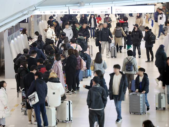 김포공항 국내선에서 여행객이 탑승 수속을 위해 줄을 서고 있다. [사진 출처 = 연합뉴스]