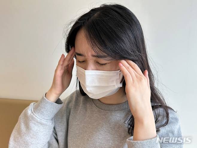 [서울=뉴시스]﻿﻿매년 1월23일은 대한두통학회가 만성두통에 대한 인식 개선을 위해 지정한 '두통의 날'이다. 심장 박동처럼 규칙적인 통증으로 머리가 욱신욱신 또는 깨질 것 같거나 울렁거림, 구토, 빛이나 소리에 예민하게 반응하는 증상 등이 나타난다면 편두통을 의심해 봐야 한다.(사진= 뉴시스DB) 2024.01.21. photo@newsis.com.