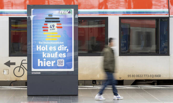 ‘도이칠란트 티켓’ 광고판 앞으로 한 사람이 지나가고 있다. AP연합뉴스