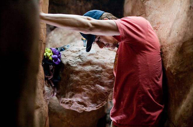 미국 등반가 애런 랠스턴의 실화를 바탕으로 한 영화 <127시간>의 한 장면. ⓒ영화 <127시간> 갈무리