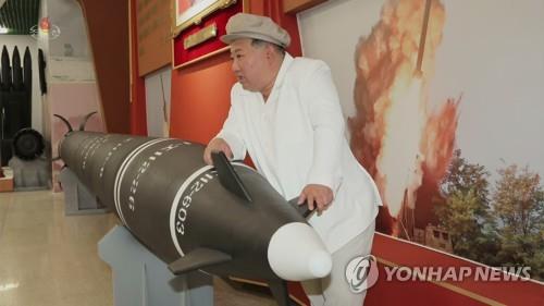 600mm 초대형 방사포 만져보는 김정은 [연합뉴스 자료사진]