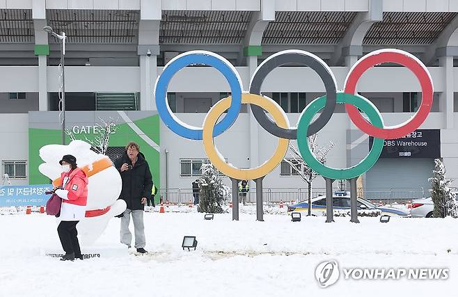 눈 쌓인 강원 2024 페스티벌 사이트 (강릉=연합뉴스) 김성민 기자 = 21일 오전 강원도 강릉시 스피드스케이팅 경기장 인근에 마련된 2024 강원 동계청소년올림픽 페스티벌 사이트 오륜기 조형물에 눈이 쌓여 있다. 2024.1.21 ksm7976@yna.co.kr