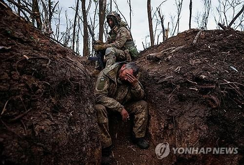 전투 후 휴식 취하고 있는 우크라이나 군인  [로이터=연합뉴스 자료사진]