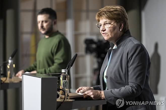 볼로디미르 젤렌스키 우크라이나 대통령(좌)과 공동 회견을 하는 비올라 암헤르트(우) 스위스 대통령 [EPA 연합뉴스 자료 사진. 재판매 및 DB 금지]