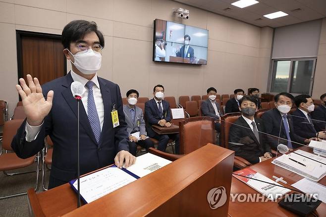 증인 선서하는 공영운 현대차 사장 (서울=연합뉴스) 백승렬 기자 = 공영운 현대자동차 사장이 4일 오후 서울 여의도 국회에서 열린 산업통상자원중소벤처기업위원회 국정감사에서 증인 선서를 하고 있다. 2022.10.4 [국회사진기자단] srbaek@yna.co.kr