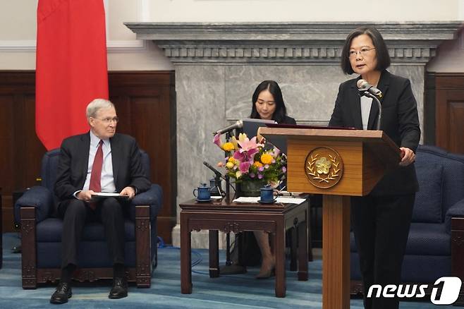 차이잉원 대만 총통이 15일(현지시간) 타이베이를 방문한 스티븐 해들리 전 미국 안보 보좌관, 제임스 스타인버그 전 국무 부장관 등 미국 대표단을 환영하는 연설을 하고 있다. 2024.1.16 ⓒ AFP=뉴스1 ⓒ News1 우동명 기자