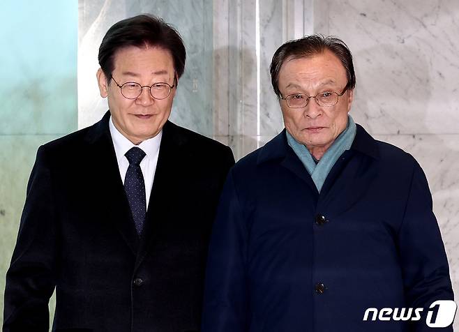 더불어민주당 이재명 대표와 이해찬 전 대표가 21일 오후 서울 여의도 63빌딩에서 비공개 오찬 회동을 마치고 오찬장을 나서고 있다. 2024.1.21/뉴스1 ⓒ News1 구윤성 기자