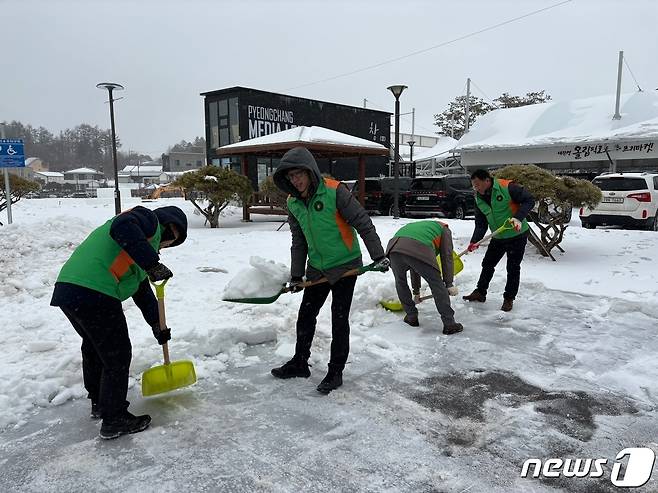 강원 평창군 제설작업 자료사진 (평창군 제공) 2024.1.22/뉴스1