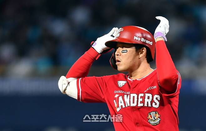 SSG 한유섬이 창원NC파크에서 열린 2023 KBO 준플레이오프 3차전 NC와 경기에서 안타로 출루하고 있다. 창원 | 강영조기자 kanjo@sportsseoul.com