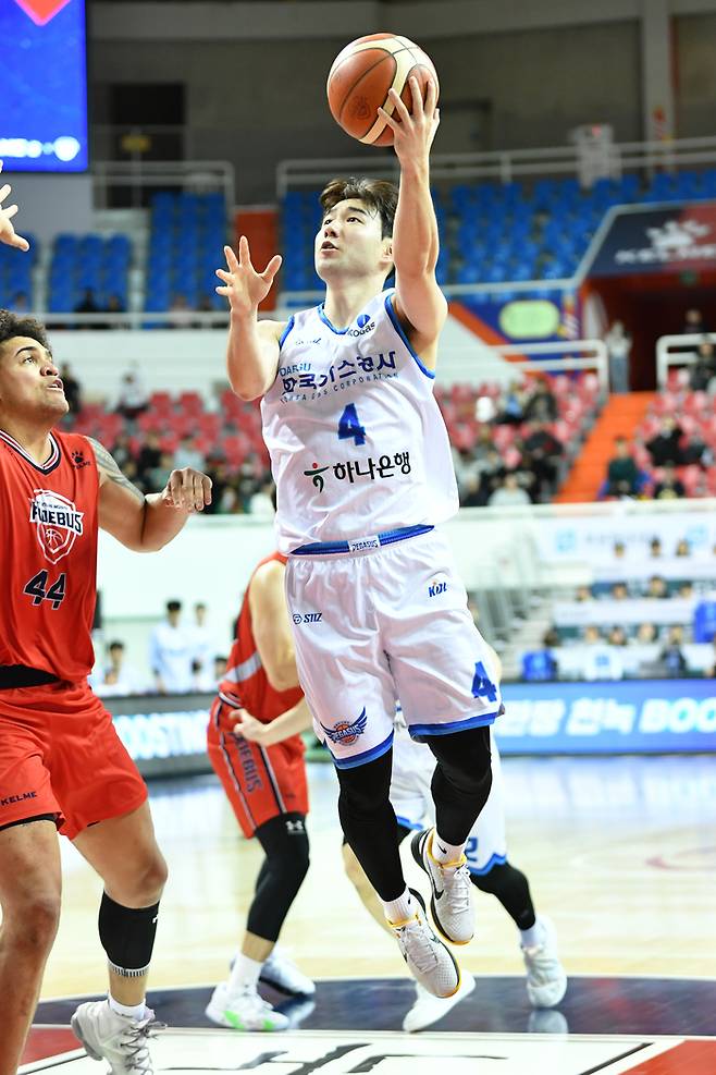 한국가스공사 김낙현이 20일 울산 동천체육관에서 열린 2023~2024 프로농구 현대모비스전에서 레이업을 시도하고 있다. 사진 | KBL