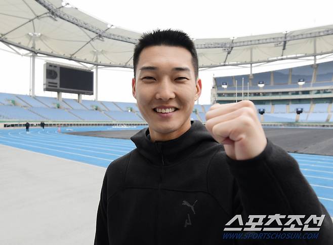 인천 문학경기장에서 훈련 중인 높이뛰기 국가대표 우상혁. 인천=정재근 기자 cjg@sportschosun.com/2024.1.2/