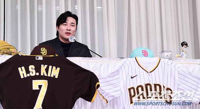 MLB 샌디에이고 파드리스 김하성이 20일 삼성동 리베라호텔에서 열린 기자회견에서 소감을 말하고 있다.  김하성은 골든글러브 2개 부문(2루수, 유틸리티) 최종 후보에 올랐고, 유틸리티 부문 골든글러브를 수상했다.  삼성동=최문영 기자 deer@sportschosun.com/2023.11.20/