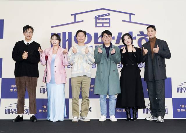 JTBC 새 예능프로그램 '배우반상회' 제작발표회가 서울 마포구 상암 스탠포드호텔 그랜드볼룸홀에서 진행됐다. 현장에 참석한 배우 조한철 김선영 손창우 CP 정종욱 PD 차청화 김지석(왼쪽부터)가 포즈를 취하고 있다. /JTBC