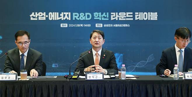 안덕근 산업통상자원부 장관이 지난 18일 서울 서초구 삼성전자 서울 R&D 캠퍼스에서 열린 산업·에너지 R&D 혁신 라운드테이블을 주재하고 있다./산업통상자원부 제공