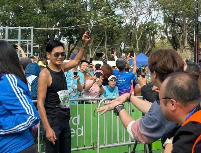하프 마라톤 대회에 참가한 주윤발. /홍콩 매체 원웨이포