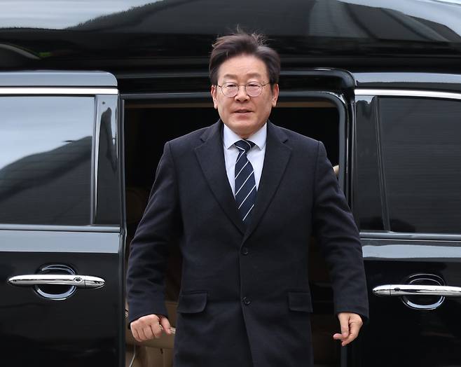 이재명 더불어민주당 대표가 22일 오후 서울 서초구 서울중앙지방법원에서 열린 위증교사 혐의 첫 공판에 출석하기 위해 법정으로 향하고 있다./연합뉴스