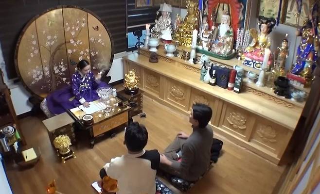 한 무속인이 사주를 이용해 물점을 보는 TV 프로의 한 장면. 최근 무속인들은 TV, 유튜브 등으로 활동 범위를 넓히고 있다. 일각에선 신내림을 너무 쉽게 받는 데다, 이를 이용한 사기 등 무속인 범죄가 늘어나고 있다고 우려한다. /유튜브