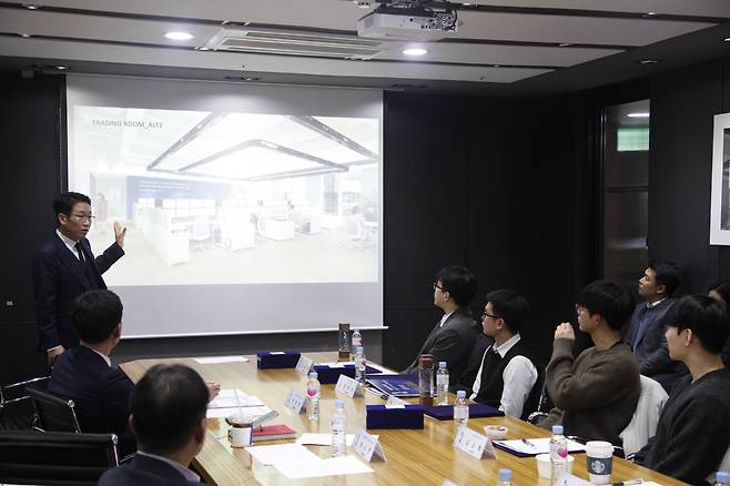 황성환 타임폴리오자산운용 대표가 2023년 12월 20일 '로드 투 펀드매니저' 투자대회 수상자들에게 축하 인사를 하고 있다. / 전준범 기자