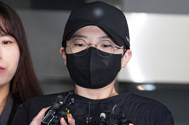 '재벌 3세'를 사칭하며 사기 행각을 벌인 혐의로 구속된 전청조씨(27)가 서울 송파경찰서에서 검찰로 송치되고 있다. /뉴스1