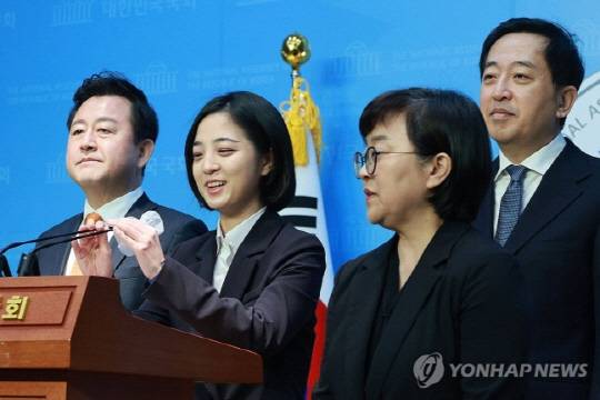 정의당을 탈당하겠다고 밝힌 류호정 의원이 22일 오전 국회 소통관에서 금태섭 새로운선택 대표 등과 검찰 개혁 관련 정책을 발표하고 있다. 연합뉴스