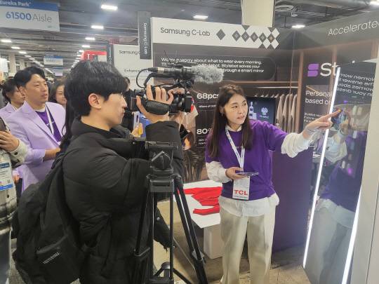 김소현(오른쪽) 스타일봇 대표가 이달 초 미국 라스베이거스에서열린 CES 2024 현장에서 스타일봇이 적용된 스마트미러를 설명하고 있다. 스타일봇 제공