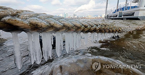 북서쪽에서 내려온 찬 공기로 기온이 크게 떨어지며 영하권의 추운 날씨를 보인 22일 오후 서울 영등포구 여의도한강공원 둔치 주변에 고드름이 얼어있다. [연합뉴스]