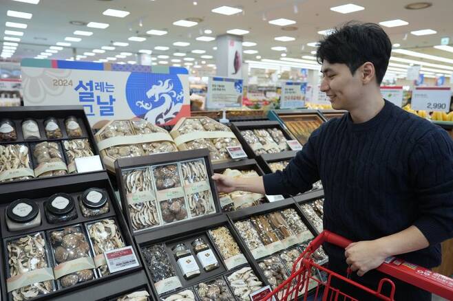 고객이 롯데마트 제타플렉스 서울역점 농산매장에서 유기농 버섯 선물세트를 살펴보고 있다. 롯데마트 제공