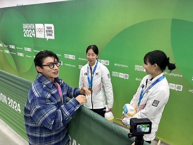 쇼트트랙 전 국가대표이자 유튜버인 곽윤기(왼쪽)가 22일 강원 강릉 아이스아레나에서 열린 2024 강원겨울청소년올림픽 쇼트트랙 500m 경기에서 각각 동메달과 은메달을 딴 정재희와 강민지에게 축하 인사를 전하고 있다. 강릉/정인선 기자