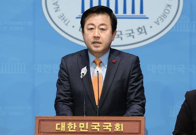 김용남 개혁신당 정책위의장이 15일 오전 서울 여의도 국회에서 개혁신당 정강정책 관련 기자회견을 하고 있다. 뉴시스