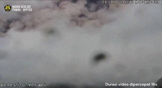 21일(현지시간) 인도네시아 중부 자바 족자카르타 인근의 므라피 화산이 분출했다. 마치 거대한 구름처럼 보이는 화산재들이 사방을 뒤덮어 앞이 보이지 않는 모습이다. 사진 인도네시아 에너지광물자원부 산하 지질청 영상 캡처