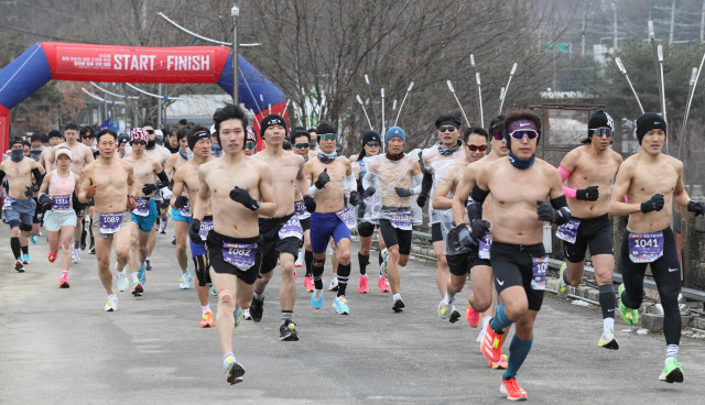 ▲ 최근 열린 철원 한탄강 얼음트레킹 축제 ‘똥바람 알통구보 대회’ 참가자들이 힘차게 출발하고 있다.