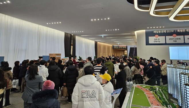 인천 서구 불로동 '제일풍경채 검단 3차' 모델하우스에 예비 청약자들이 몰렸다. 사진=제일건설