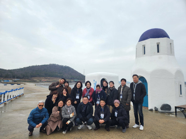 처치스테이 참석자들과 광주청사교회 교인들이 지난 19일 ‘순례자의 섬’으로 유명한 전남 신안군 대기점도 ‘건강의 집’ 앞에서 기념촬영을 하는 모습.