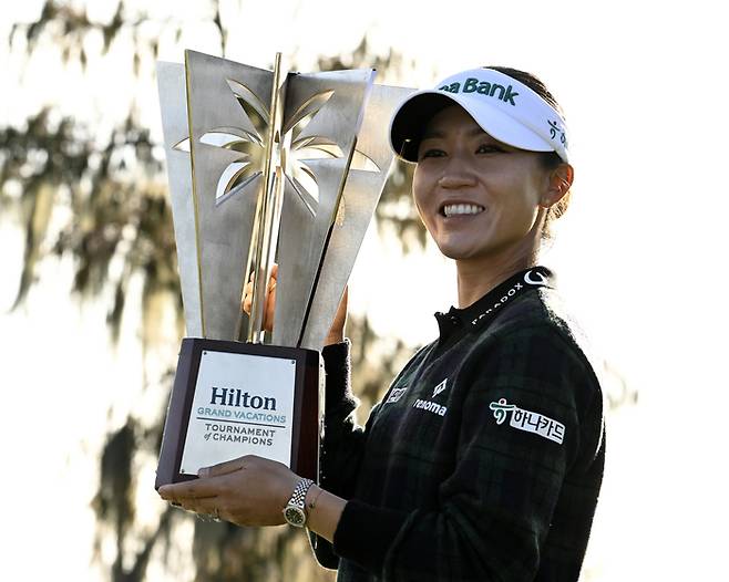 LPGA 투어 통산 20승을 달성한 리디아 고가 힐튼 그랜드 배케이션스 토너먼트 오브 챔피언스 우승컵을 품에 안고 환하게 웃고 있다. UPI 연합뉴스