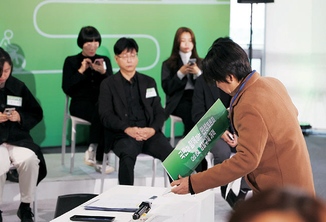 대통령 없는 첫 민생토론회　   22일 오전 윤석열 대통령이 불참한 서울 동대문구 한국콘텐츠진흥원 민생토론회에서 행사관계자가 자리를 정리하고 있다. 이날 대통령실은 “윤 대통령이 감기 증세로 행사에 불참하게 됐다”고 공지를 통해 알렸다.  연합뉴스