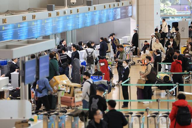 인천공항 일일 여객수가 4년만에 최고치를 경신한 지난 16일 인천공항 표정 [연합]