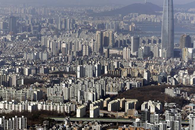경기도 광주시 남한산성에 본 서울의 아파트 단지 모습. [연합]