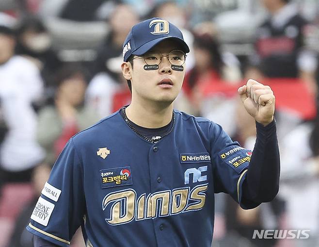 [수원=뉴시스] 김근수 기자 = 5일 경기 수원시 KT위즈파크에서 열린 2023 KBO 플레이오프 KT 위즈 대 NC 다이노스의 5차전 경기, 5회말 2사 주자 3루 상황에서 NC 두번째 투수 김영규가  KT 조용호를 삼진을 잡고 기뻐하고 있다. 2023.11.05. ks@newsis.com