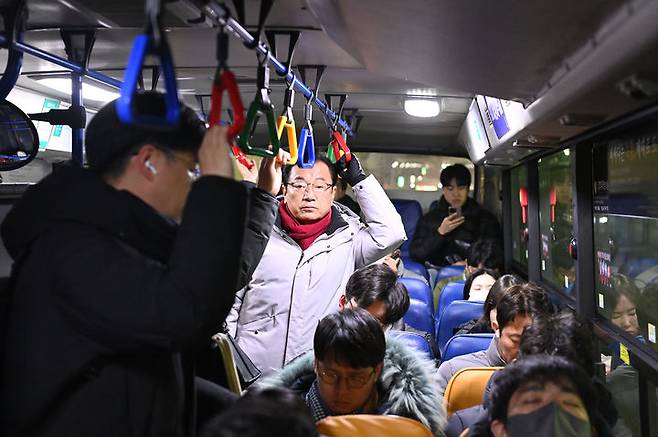 이현재 하남시장이 22일 출근시간에 맞춰 위례신도시에서 잠실까지 운행하는 31번 버스에 탑숭해 시민 불편을 점검하고 있다. (사진=하남시 제공) *재판매 및 DB 금지 *재판매 및 DB 금지