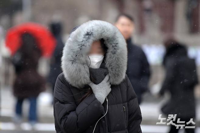 서울 전역에 올해 첫 한파주의보가 내려진 22일 서울 광화문사거리에서 두터운 옷을 입은 시민들이 출근길을 재촉하고 있다. 박종민 기자