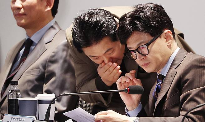국민의힘 한동훈 비상대책위원장이 지난 18일 국회에서 열린 비상대책위원회의에서 발언하고 있다. 한 위원장은 이날 저출생 공약 발표 후 기자들과 만나 윤석열 대통령 부인 김건희 여사의 명품가방 수수 의혹과 관련해 “국민께서 걱정하실 만한 부분이 있었다고 생각한다”고 말했다. 왼쪽부터 윤재옥 원내대표, 한 위원장, 유의동 정책위의장. 뉴스1