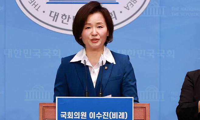 이수진 더불어민주당 의원이 22일 오전 서울 여의도 국회 소통관에서 제22대 총선 성남시 중원구 출마 선언 기자회견을 하고 있다. 뉴시스