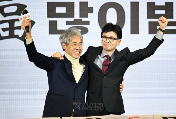 한동훈 국민의힘 비상대책위원장이 17일 서울 마포구 케이터틀에서 열린 국민의힘 서울시당 신년인사회에 참석해 서울 마포을에 출마하는 김경률 국민의힘 비대위원을 소개하고 있다. 2024.1.17 오장환 기자